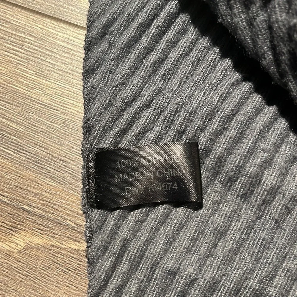 Francesca’s Gray Ribbed Blanket Scarf​​​​​​​​​​​​​​​​